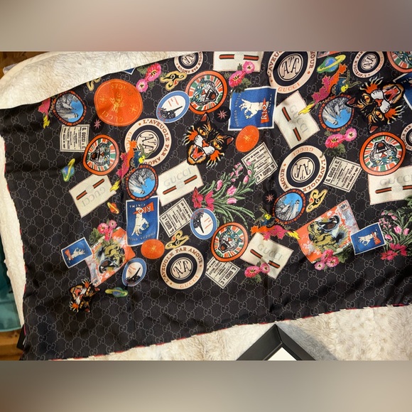 100% Gucci Silk Monogram Courrier Print Scarf - Picture 4 of 13